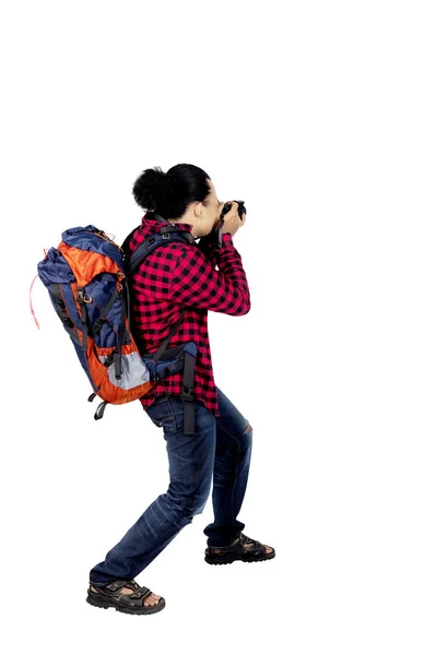 Hombre tomando una foto con una cámara digital —  Fotos de Stock