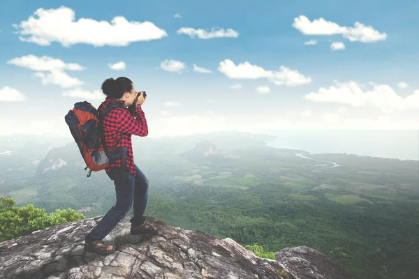 Viajante do sexo masculino tirar foto na montanha — Fotografia de Stock