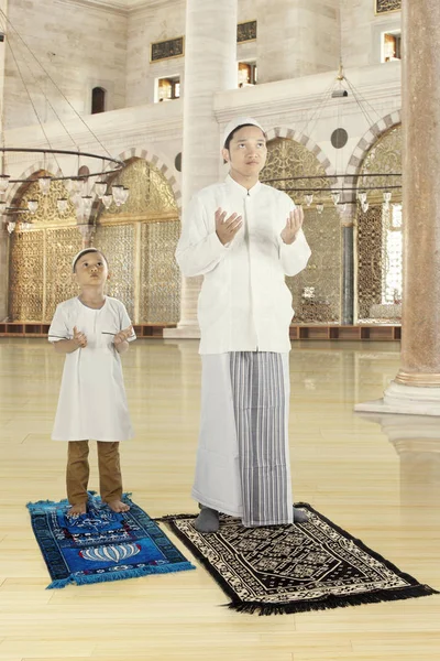 教他的儿子在清真寺做礼拜的人 — 图库照片