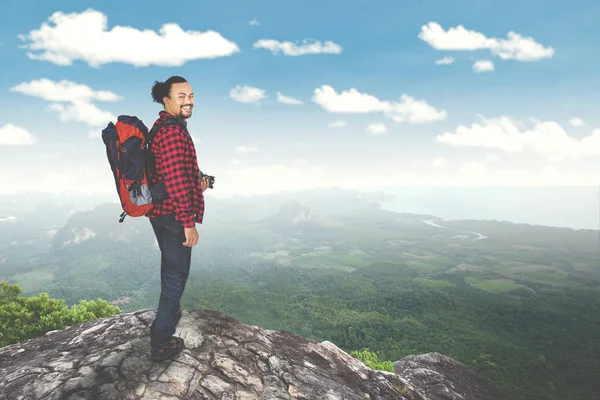 Adam dağda gülümseyen sırt çantası ile — Stok fotoğraf