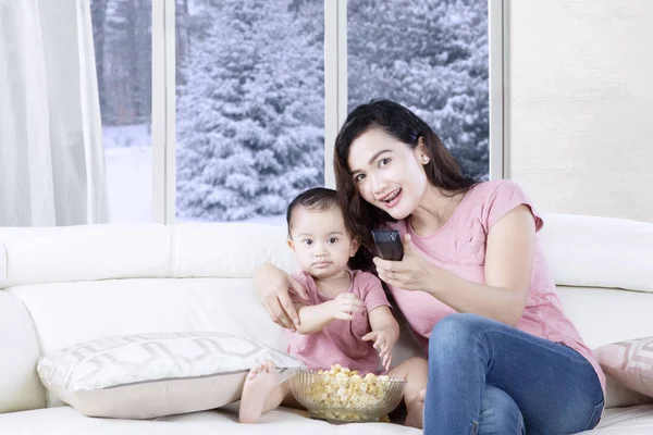 Мати і дочка проводять час з телебаченням — стокове фото