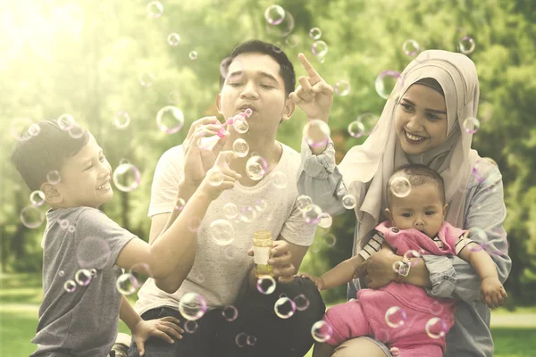 Muslim family playing with soap bubbles — Stock Photo, Image