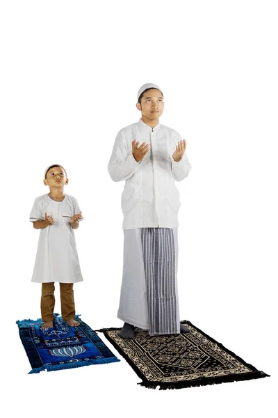 Familia musulmana rezando a Allah en el estudio — Foto de Stock