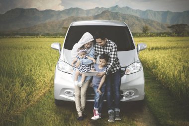 Pirinç alan tablet ile Müslüman aile