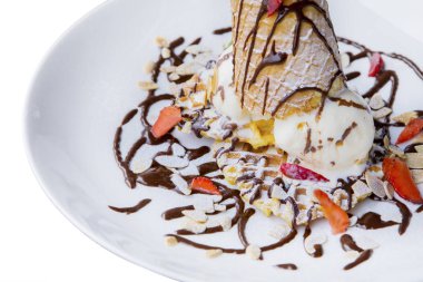 Çilek waffle bir plaka üzerine dekore edilmiştir.