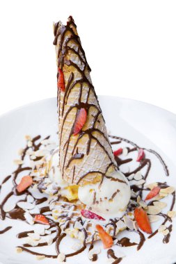 Tatlı waffle dilim çilek ile dekore edilmiştir.