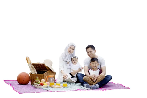 Muslimische Familie mit Picknickkorb — Stockfoto