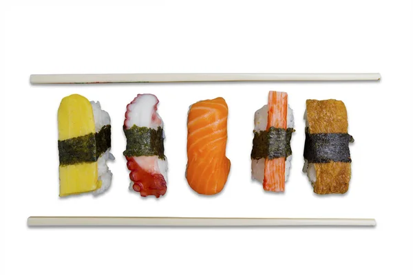 Nigiri sushi com pauzinhos no fundo branco — Fotografia de Stock