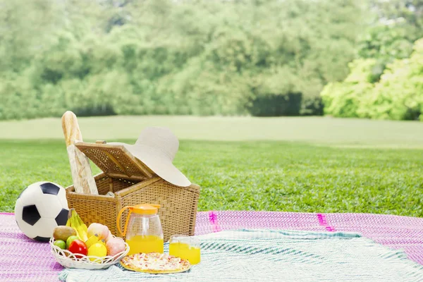 Cesto da picnic con cibo sul prato — Foto Stock