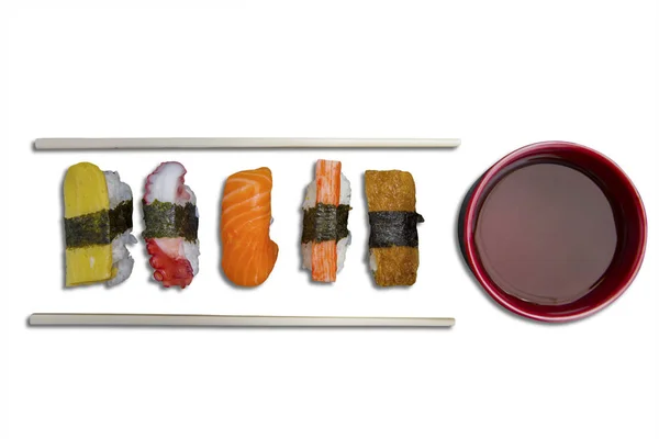 Sushi mit Stäbchen und Sojasauce — Stockfoto