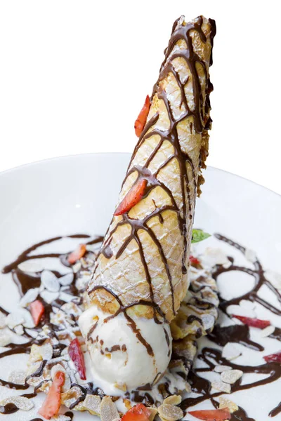 Delicioso waffle con helado y fresa — Foto de Stock