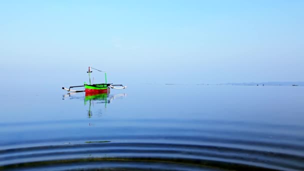 Красивый пейзаж озера с лодкой — стоковое видео