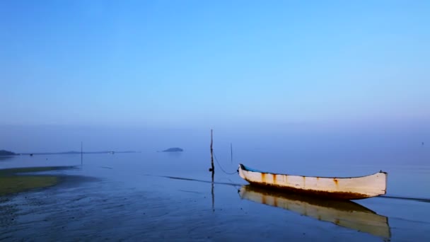 Barco no lago com um reflexo — Vídeo de Stock