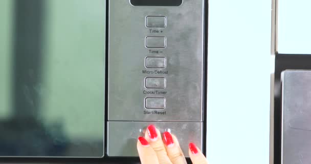 전자 레인지에서 식사를 복용 하는 손 — 비디오
