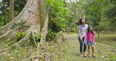  Anne ve kızı orman yürüyüş