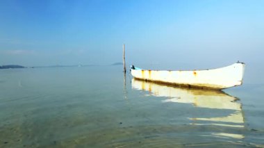  Balıkçı teknesi ile huzurlu lake