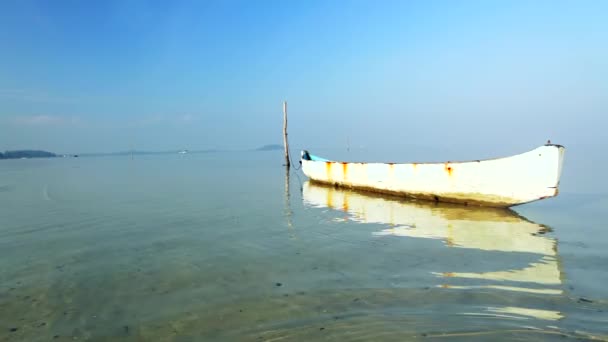 Lac paisible avec bateau de pêcheur — Video