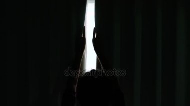  kadın açılış perdeler