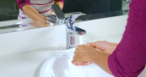 Frau wäscht sich die Hände mit Wasser — Stockvideo