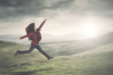 Afro erkek dağın içinde çalışan