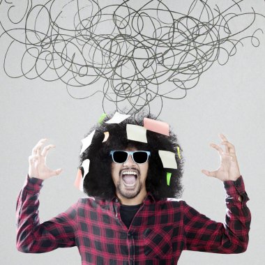 Post it ve kaos işaretiyle Afro adam
