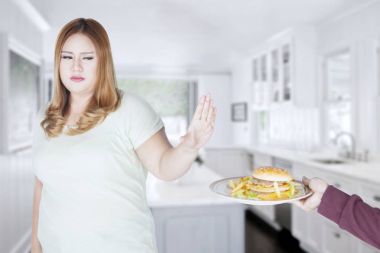 Hamburger yemek reddederek şişman kadın