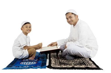 Baba ve oğul Kur'an ile gülümseyen 