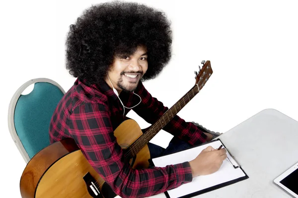 Afro hombre escuchando música con guitarra —  Fotos de Stock