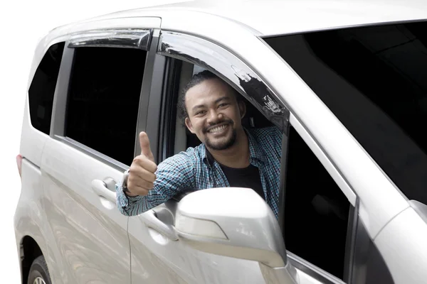 Afro homem mostrando ok gesto no carro — Fotografia de Stock