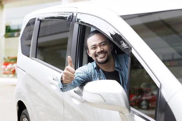 Afro homme montrant pouces dans sa voiture — Photo