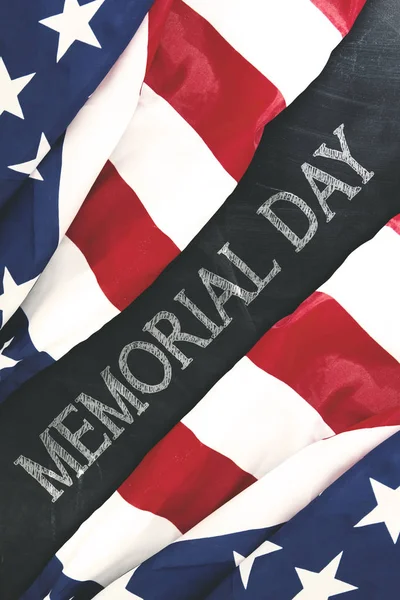 Αμερικανικές σημαίες με αναμνηστική ημέρα γραμμένο στον μαυροπίνακα — Φωτογραφία Αρχείου