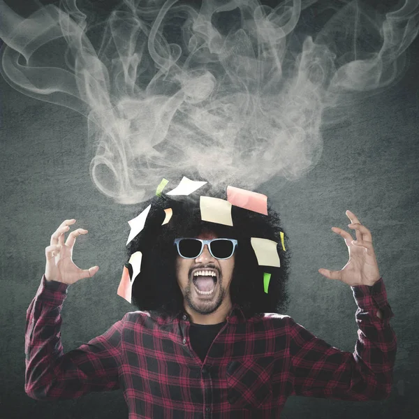Беспокойный афро-человек с дымом на голове — стоковое фото