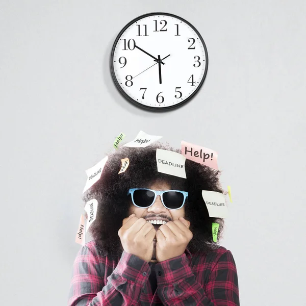 Anxious man with post it over head — Stock Photo, Image