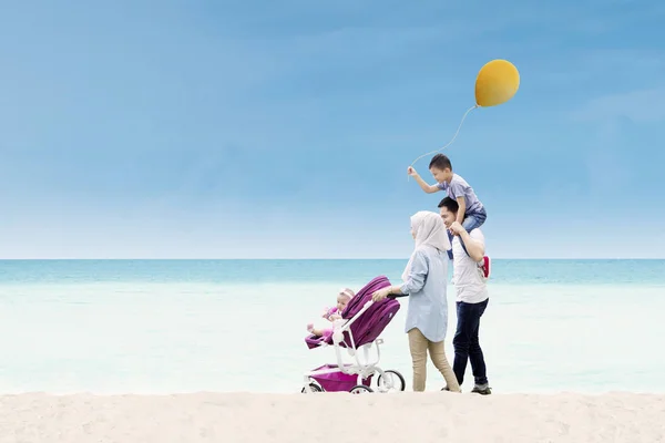 Familia asiática caminando juntos en la orilla — Foto de Stock