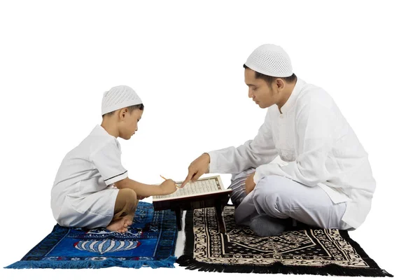 男孩学会了阅读古兰经 》 与父亲 — 图库照片