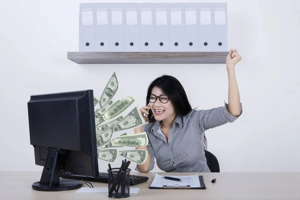 Empresario alegre con dinero en monitor —  Fotos de Stock