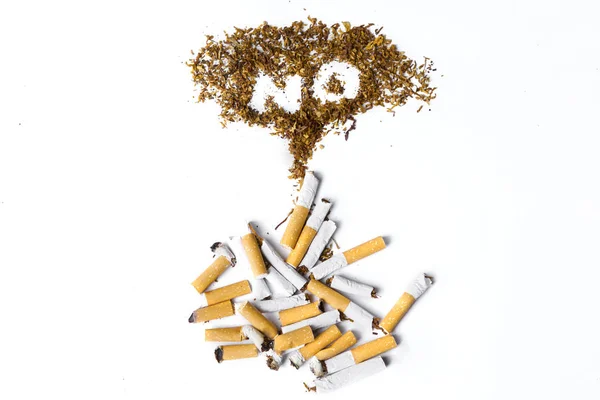 Cigarrillos y ningún signo de fumar — Foto de Stock