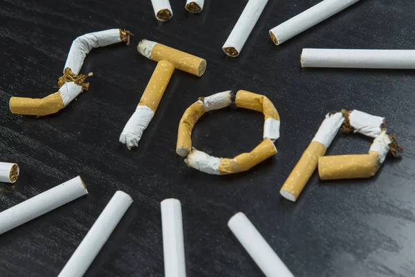 Сигареты, формирующие слово "стоп" — стоковое фото