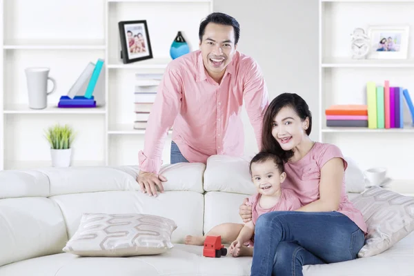 Schattig meisje spelen speelgoed met ouders — Stockfoto