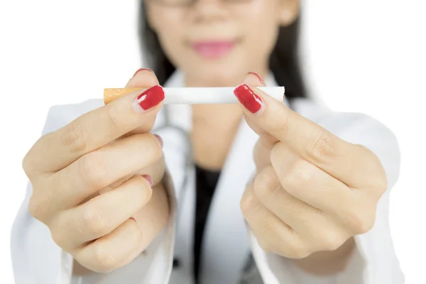 Médico mão segurando cigarro — Fotografia de Stock