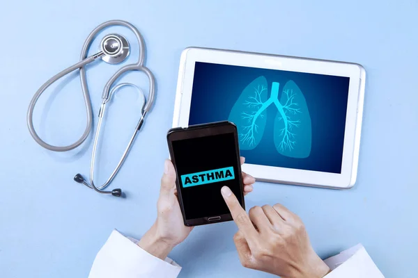 Lékař pomocí smartphone a tablet — Stock fotografie