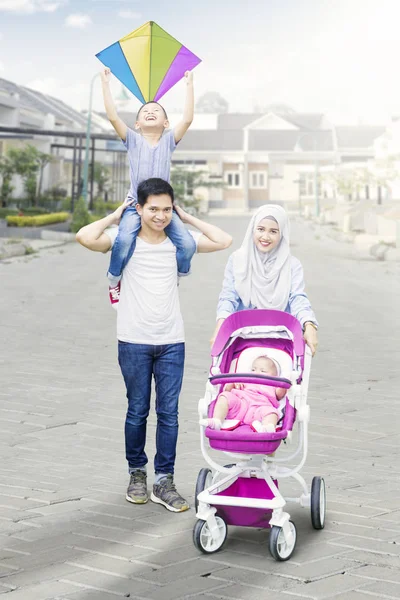 Familie lopen in nieuwe woonstraat — Stockfoto
