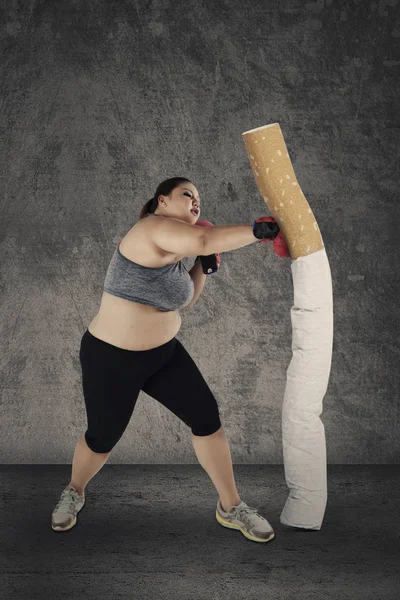 Mulher gorda a bater num cigarro — Fotografia de Stock