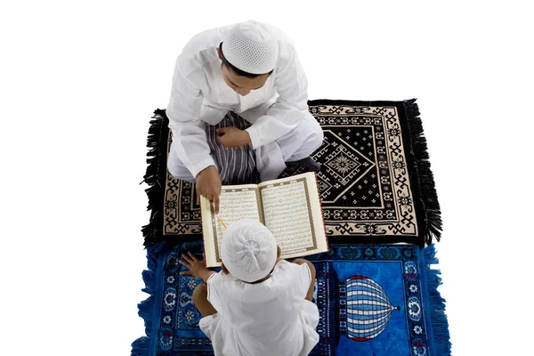 Ojciec i syn razem czytanie Koranu — Zdjęcie stockowe