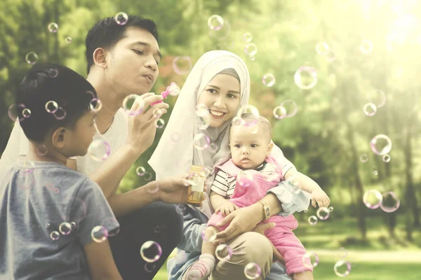 Father playing with his family in the park — Stock Photo, Image