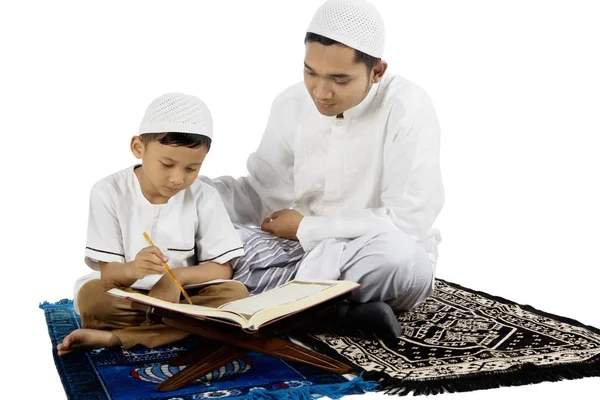 Pai ensinando seu filho lendo Alcorão — Fotografia de Stock