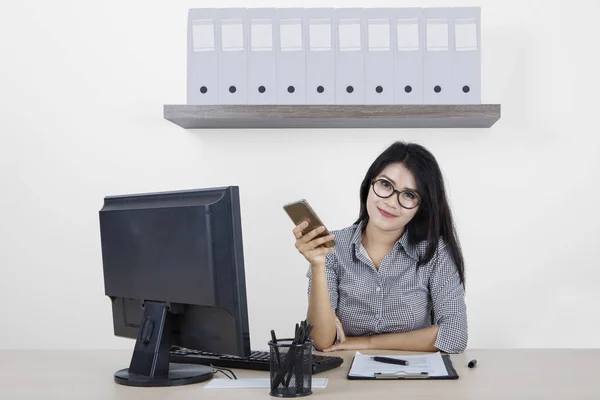 Žena podnikatelka s mobilní telefon v kanceláři — Stock fotografie