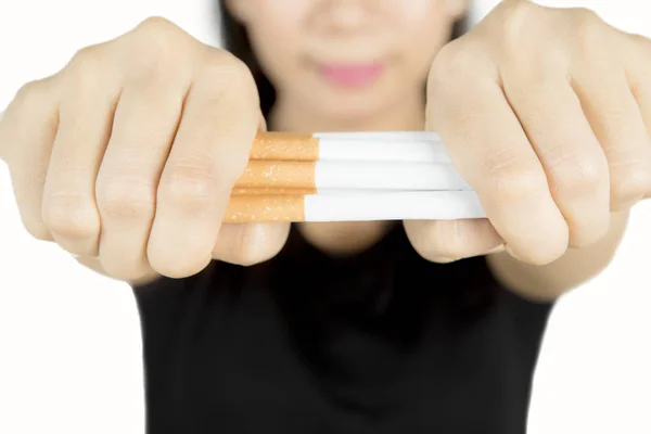 Hembra rompiendo cigarrillos — Foto de Stock