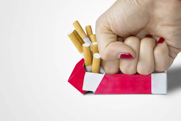 Weibliche Hand zerstört Zigarette — Stockfoto