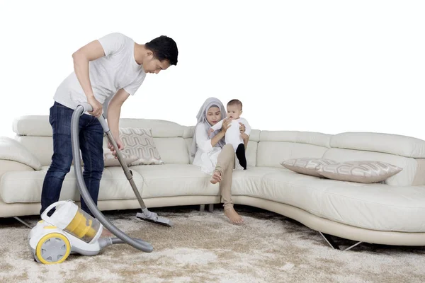 Make rengöring mattan med dammsugare — Stockfoto